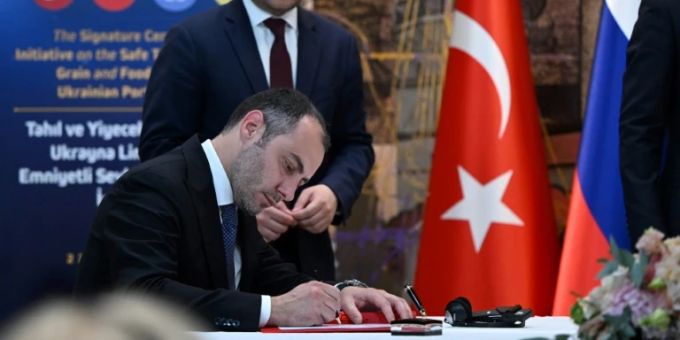 Oleksandr Kubrakow unterzeichnet Abkommen in Istanbul Abkommen