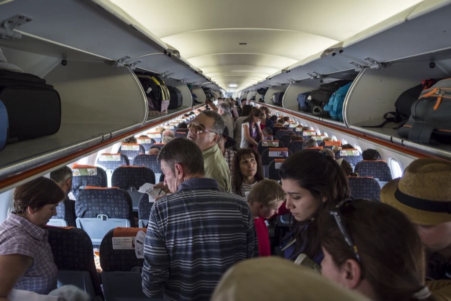 Menschen auf einem Flug nach Kreta: Der «NZZ am Sonntag» zufolge reisen Touristen zudem immer öfter an kühlere Orte wie Skandinavien oder die Ostsee. (Keystone/Alessandro della Valle)