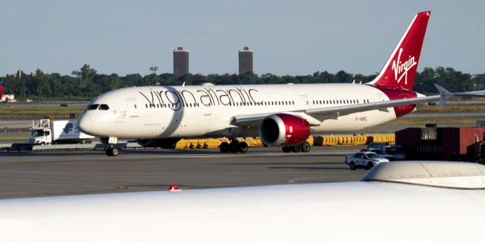 Am Boden verhaftet - Brite versucht Fenster in Flugzeug einzuschlagen
