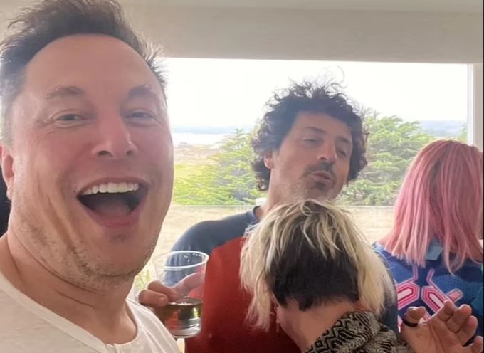 Hoch die Tassen und entspannen! Elon Musk schickte dieses Party-Bild der New York Post. Elon Musk