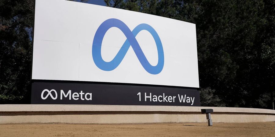Das Logo von Meta, der neuen Dachmarke des Facebook-Konzerns, ist in der Unternehmenszentrale in Menlo Park, Kalifornien, zu sehen.