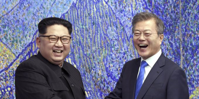 Südkoreas Präsident Moon Jae-in und der nordkoreanische Diktator Kim Jong-un bei einem Treffen im April 2018. (Korea Summit Press Pool via AP, File) Kim Jong-Un