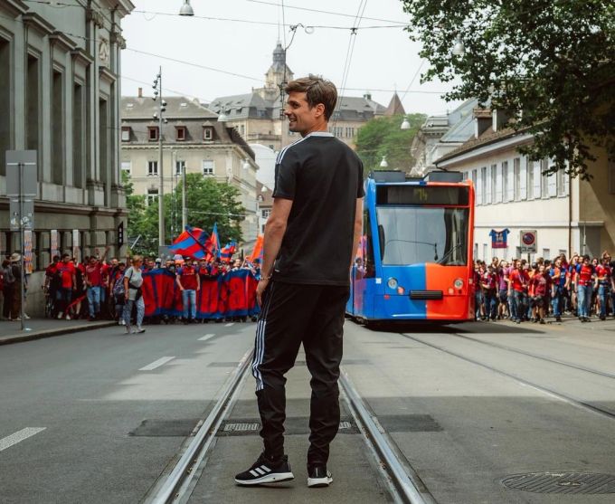 Valentin Stocker vor unzähligen Fans des FC Basel. Valentin Stocker