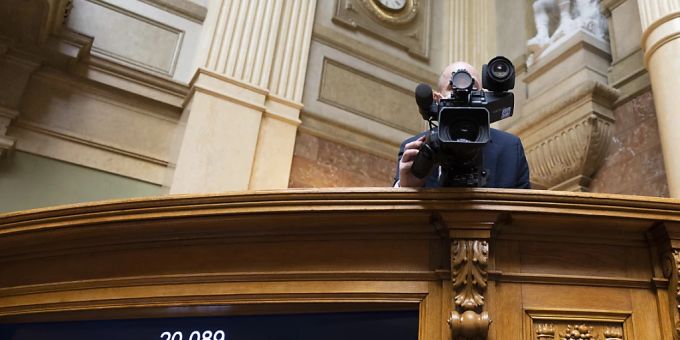 Nicht nur im Visier der Medien: Die künftige Ausgestaltung der beruflichen Vorsorge beschäftigt nach dem Nationalrat ein erstes Mal auch die Vertretung der Kantone im Bundeshaus. Der Ständerat möchte grosszügiger sein als die grosse Kammer, um die Chancen an der Urne zu erhöhen. (Archivbild) Nicht nur im Visier der Medien: Die künftige Ausgestaltung der beruflichen Vorsorge beschäftigt nach dem Nationalrat ein erstes Mal auch die Vertretung der Kantone im Bundeshaus. Der Ständerat möchte grosszügiger sein als die grosse Kammer, um die Chancen an der Urne zu erhöhen. (Archivbild)