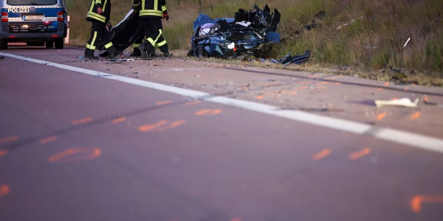 Nach einer Karambolage auf der A14 sind von einigen Fahrzeugen nur Trümmer übrig.