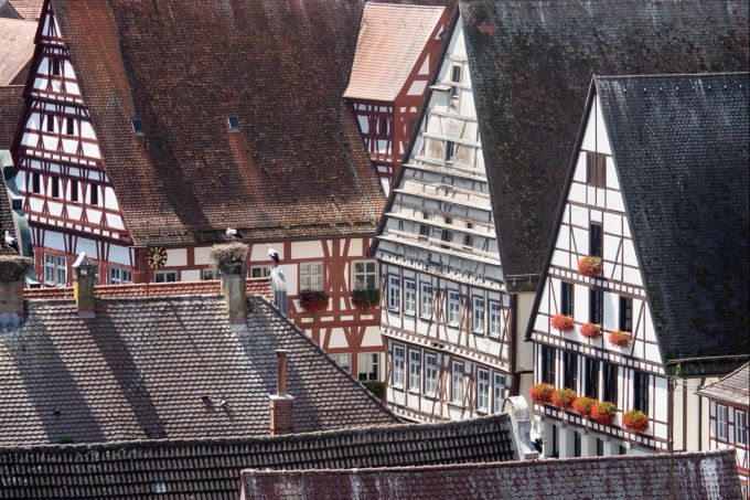 Die idyllische Residenzstadt Oettingen liegt am nördlichen Rand des Meoritenkraters. Fachwerkhäuser Schieferdach Geranien Altstadt