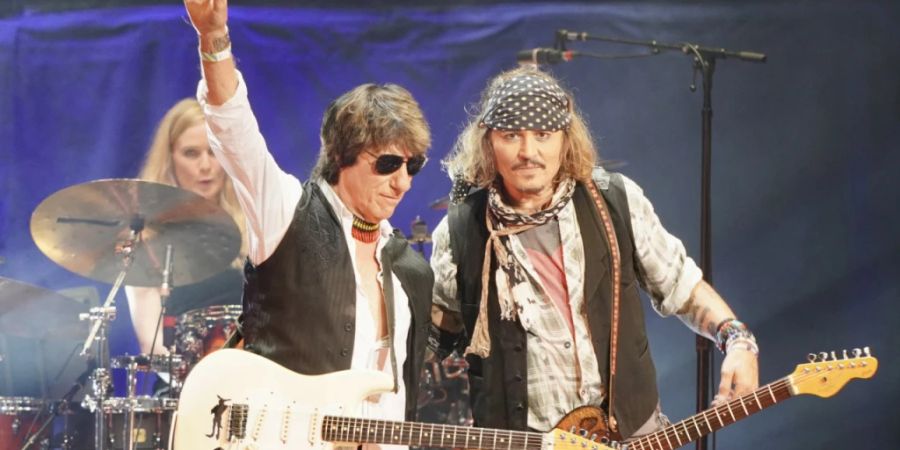 ARCHIV - Das neue Album von Jeff Beck (l) und US-Schauspieler Johnny Depp heisst «18» und soll am 15. Juli erscheinen. Foto: Raph Pour-Hashemi/PA Media/dpa - ACHTUNG: Nur zur redaktionellen Verwendung und nur mit vollständiger Nennung des vorstehenden Credits