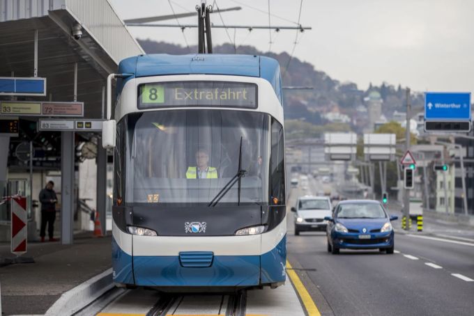 Ein Chauffeur eines Trams der VBZ auf der Hardbrücke. VBZ