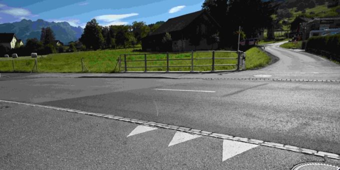 Zwei Verletzte bei Kollision zwischen Motorrad und Auto.