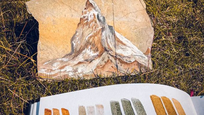 Wenn es der Tagesablauf von Deborah erlaubt, sitzt sie mit einer Schieferplatte in der Herde und zeichnet das imposante Bergpanorama.