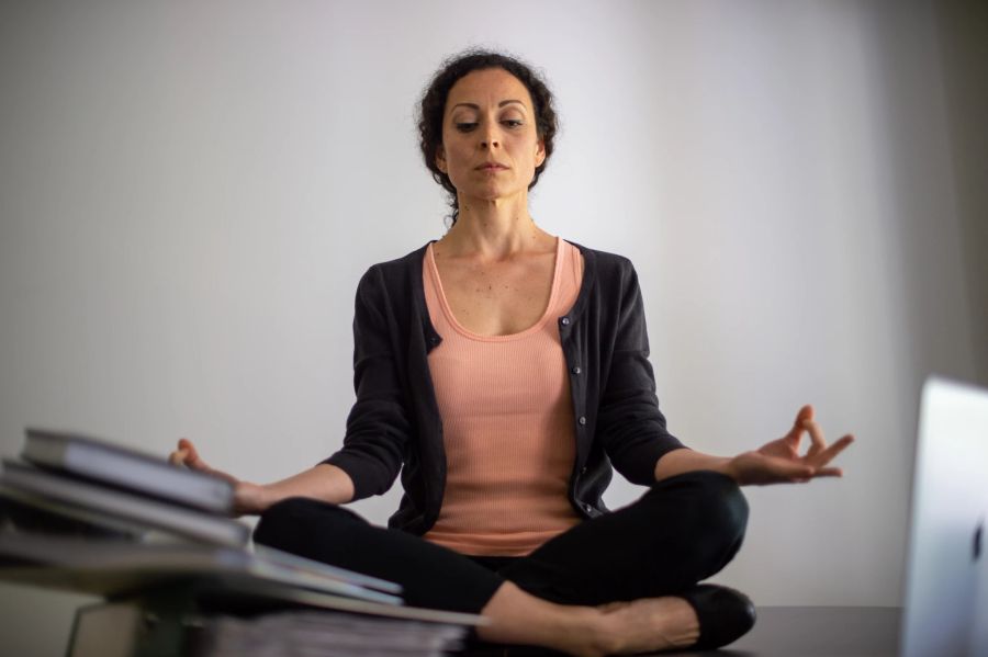 Frau Akten Schneidersitz Yoga