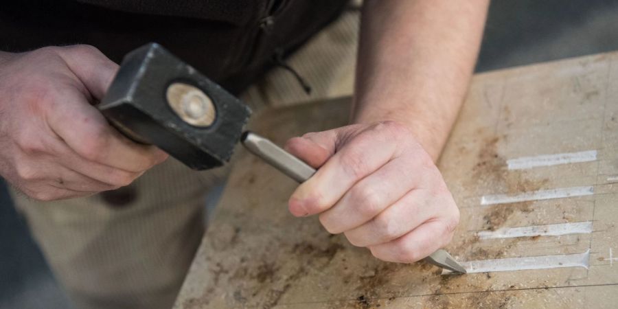 Ein Steinbildhauer bei der Arbeit: Die  Internationale Handwerksmesse in München hat geöffnet. Nach der langen coronabedingten Zwangspause ist ein Hauptthema der Fachkräftemangel.