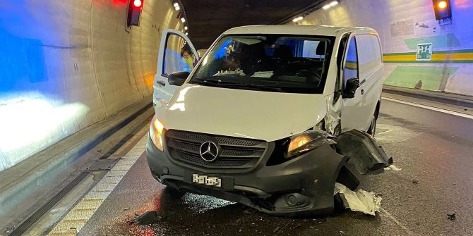 A2 / Arisdorf BL: Kollision zwischen Auto und Lieferwagen