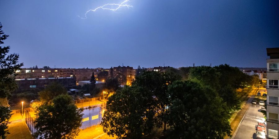 Ein Blitz erhellt den Nachthimmel während eines Unwetters: Starke Regenfälle und Gewitter haben in Tschechien zu Unfällen und Überschwemmungen geführt.