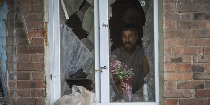 Ein Mann in Bachmut stellt in seinem durch russischen Beschuss beschädigten Haus Blumen auf die Fensterbank. Foto: Efrem Lukatsky/AP/dpa Ein Mann in Bachmut stellt in seinem durch russischen Beschuss beschädigten Haus Blumen auf die Fensterbank. Foto: Efrem Lukatsky/AP/dpa
