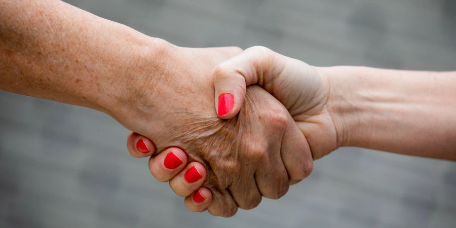 Hand Nagellack rot Händeschütteln