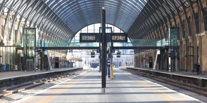 Wie ausgestorben: der Bahnhof King's Cross St. Pancras am zweiten Tag des landesweiten Streiks. bahnstreik
