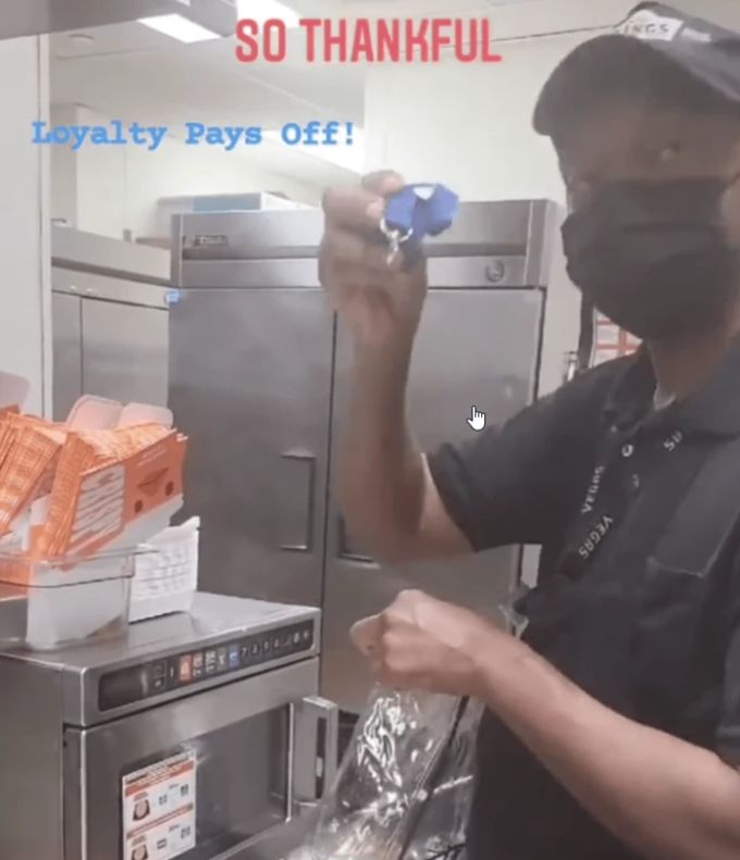 Der Mann präsentiert die er bekommen hat. Er ist seit 27 Jahren Burger King Mitarbeiter. 27 Jahren Burger-King-Mitarbeiter