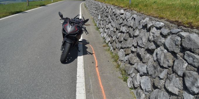 Motorradfahrer stürzt nach Überholmanöver.