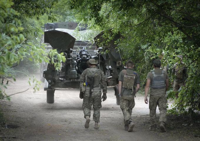 Ukrainische Soldaten mit einer von den USA gelieferten M177-Haubitze im Ukraine-Krieg. Ukraine-Krieg Waffenlieferungen