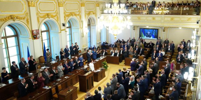 Das tschechische Parlament nach einer Rede des ukranischen Präsidenten Wolodymyr Selenskyj (monitor,r). Das tschechische Parlament nach einer Rede des ukranischen Präsidenten Wolodymyr Selenskyj (monitor,r).