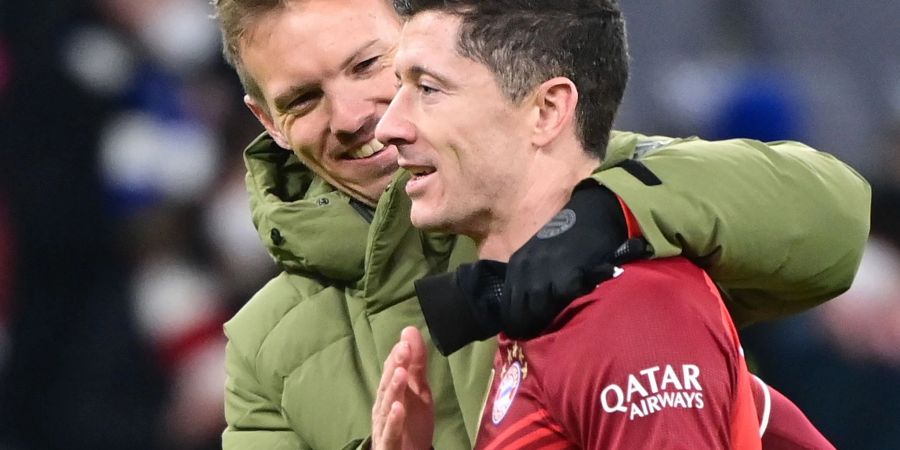 Würde sehr gern weiter mit Robert Lewandowski (r) planen: Münchens Trainer Julian Nagelsmann.