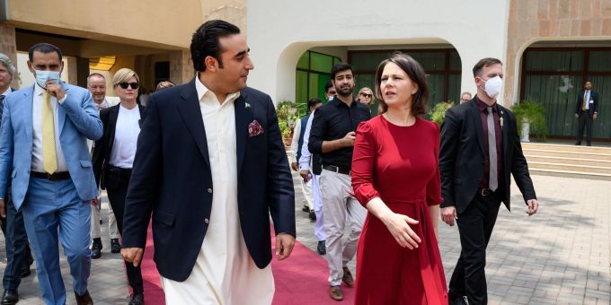 Bundesaussenministerin Annalena Baerbock wird in Islamabad von ihrem pakistanischen Amtskollegen Bilawal Bhutto-Zardari empfangen. (Bernd von Jutrczenka/dpa) Annalena Baerbock