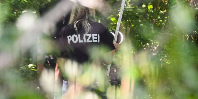 Eine Mitarbeiterin der Spurensicherung am Tatort in Salzgitter. Eine Mitarbeiterin der Spurensicherung am Tatort in Salzgitter.