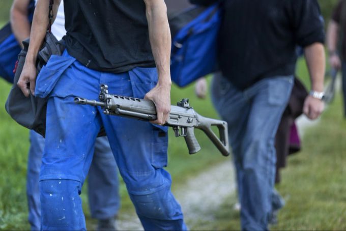 Soldaten tragen ihre Waffen bei der obligatorischen Schiessübung des Militärs. (Archivbild) eidgenössische finanzkontrolle