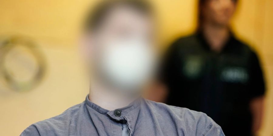 Der 39-jährige Hauptangeklagte sitzt im Verhandlungssaal des Landgerichts Kaiserslautern.