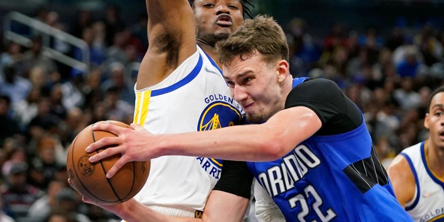 Orlandos Basketballer Franz Wagner (22) in Aktion gegen Jonathan Kuminga (l) von Golden State.