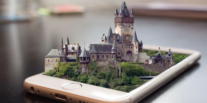 Per Augmented Reality wird die Welt anders erlebbar. Smartphone Schloss weiss Augmented Reality