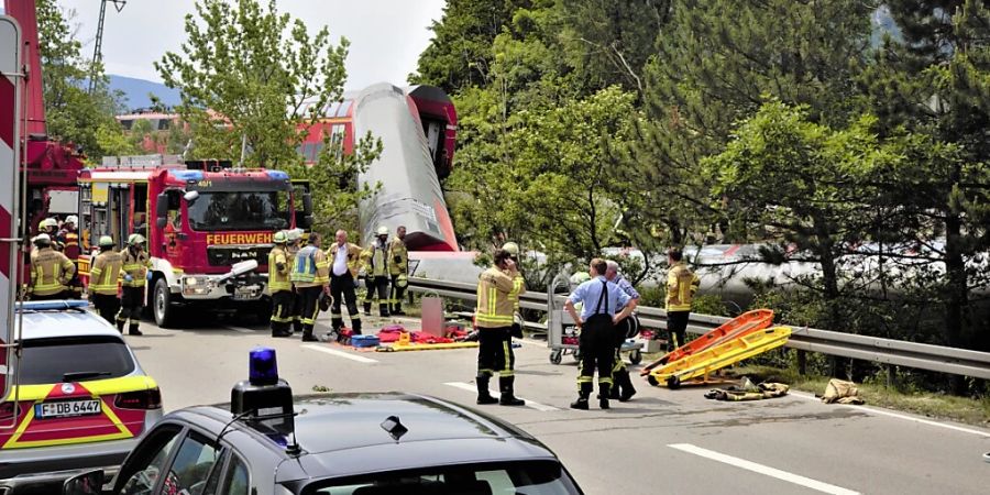 Zahlreiche Einsatz- und Rettungskräfte sind nach einem schweren Zugunglück im Einsatz. Mindestens drei Menschen sind dabei nach Angaben der Behörden getötet worden, zahlreiche wurden verletzt. Foto: Josef Hornsteiner/Garmisch-Partenkirchner Tagblatt/dpa