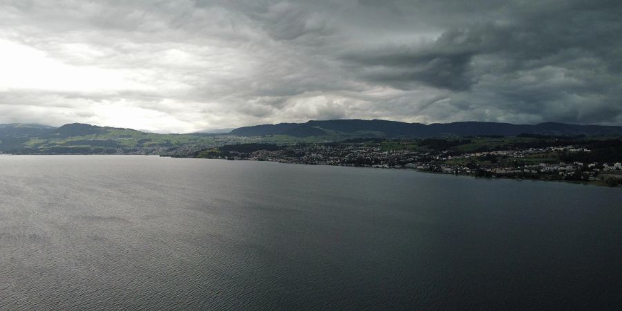 Schwarze Wolken über dem Zürichsee. Auch über Zollikon rollte das Gewitter.