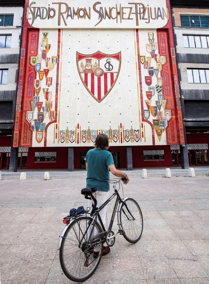 Ein Fan steht ausserhalb des Estadio Ramón Sánchez Pizjuán. La Liga