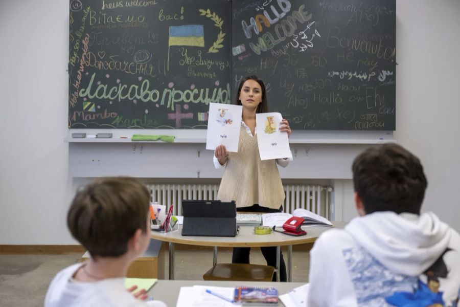 Lehrerin Edita Nuredini unterrichtet in der Klasse einer Einstiegsgruppe an der Sekundarschule Holbein in Basel, am Donnerstag, 7. April 2022.