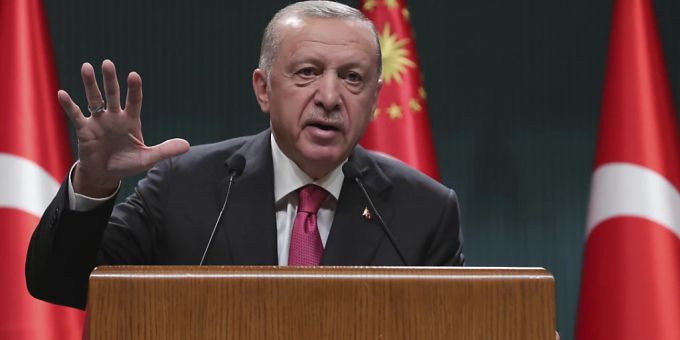 HANDOUT - Der türkische Präsident Recep Tayyip Erdogan hat erneut Istanbul als Verhandlungsort angeboten. Foto: Uncredited/Turkish Presidency/AP/dpa - ACHTUNG: Nur zur redaktionellen Verwendung im Zusammenhang mit der aktuellen Berichterstattung und nur mit vollständiger Nennung des vorstehenden Credits HANDOUT - Der türkische Präsident Recep Tayyip Erdogan hat erneut Istanbul als Verhandlungsort angeboten. Foto: Uncredited/Turkish Presidency/AP/dpa - ACHTUNG: Nur zur redaktionellen Verwendung im Zusammenhang mit der aktuellen Berichterstattung und nur mit vollständiger Nennung des vorstehenden Credits
