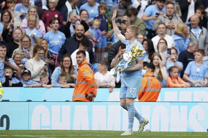 Kevin De Bruyne mit dem Meisterpokal. Kevin De Bruyne