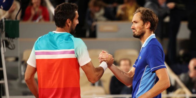 Daniil Medwedew (rechts) ist an den French Open bereits in den Achtelfinals ausgeschieden. French Open Daniil Medwedew