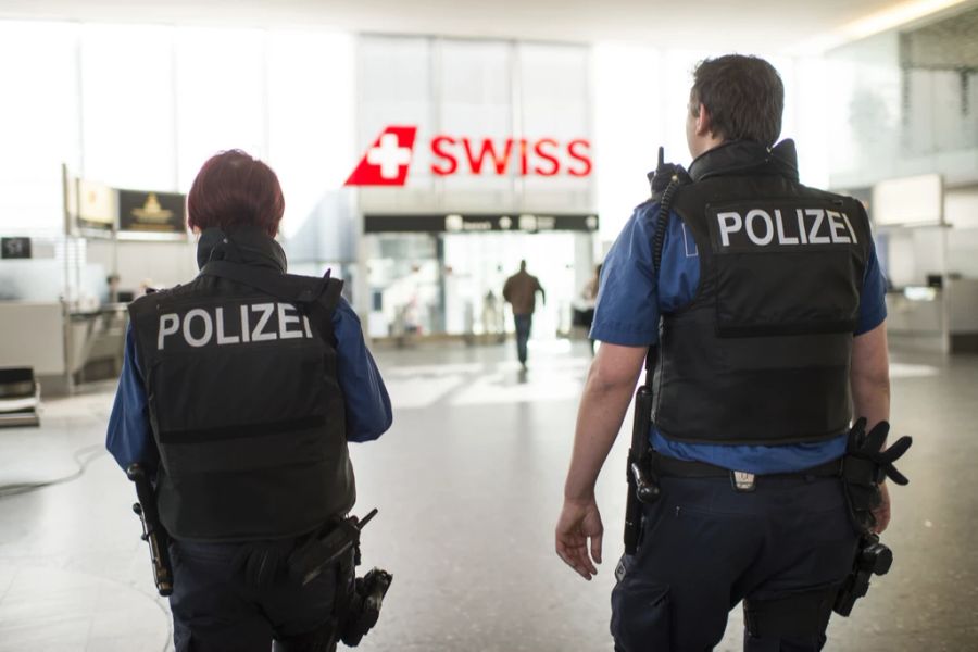 Die Kantonspolizei Zürich kontrolliert am Flughafen teilweise direkt am Gate Pässe. (Archivbild)