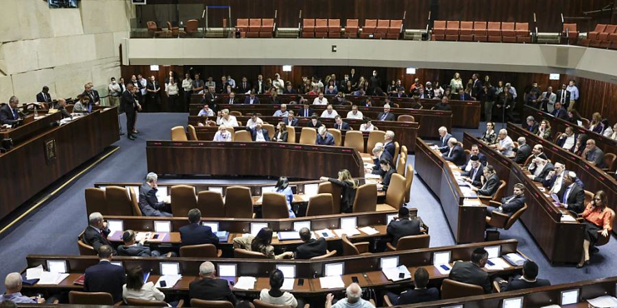 Abgeordnete nehmen an einer Sitzung der Knesset, des israelischen Parlaments, teil. Die Abgeordneten haben für die Auflösung des Parlaments gestimmt, so dass das Land zu den fünften Parlamentswahlen in etwas mehr als drei Jahren gezwungen ist. Foto: Stringer/dpa