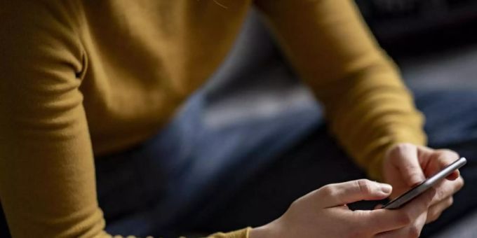 Wie viele «Dickpics» unaufgefordert gesendet werden, ist nicht bekannt, aber viele Frauen kennen das Problem. Foto: Fabian Sommer/dpa Wie viele «Dickpics» unaufgefordert gesendet werden, ist nicht bekannt, aber viele Frauen kennen das Problem. Foto: Fabian Sommer/dpa