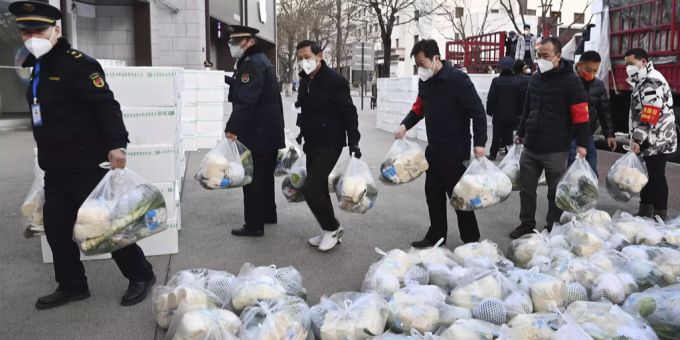 In der chinesischen Stadt Xi'an wird das Essen an die Haushalte ausgeliefert. Das funktioniert nicht immer. (Foto vom 29. Dezember) Coronavirus