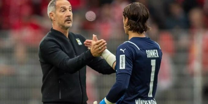 Gladbach-Trainer Adi Hütter hat in Torwart Yann Sommer (r) einen Fürsprecher. Sommer Hütter
