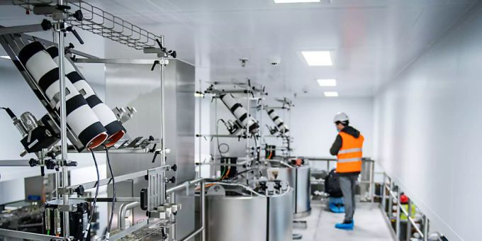 Impfquote steigt langsam: Produktionslinie für einen Bestandteil der Moderna-Impfung bei Lonza in Visp. (Archivbild) Impfquote steigt langsam: Produktionslinie für einen Bestandteil der Moderna-Impfung bei Lonza in Visp. (Archivbild)