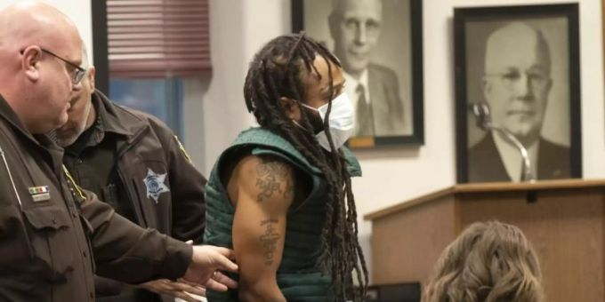 Der Angeklagte Darrell B. (m.) wird nach seinem ersten Auftritt vor dem Waukesha County Court aus dem Gerichtssaal geführt. Foto: Mark Hoffman/Pool Milwaukee Journal-Sentinel/AP/dpa Der Angeklagte Darrell B. (m.) wird nach seinem ersten Auftritt vor dem Waukesha County Court aus dem Gerichtssaal geführt. Foto: Mark Hoffman/Pool Milwaukee Journal-Sentinel/AP/dpa