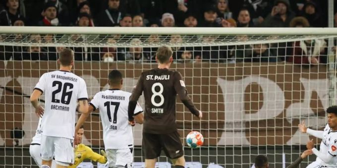 St. Paulis Daniel-Kofi Kyereh (2.v.r.) trifft zum 2:0 gegen Sandhausens Torwart Patrick Drewes (hinten). Foto: Christian Charisius/dpa St. Paulis Daniel-Kofi Kyereh (2.v.r.) trifft zum 2:0 gegen Sandhausens Torwart Patrick Drewes (hinten). Foto: Christian Charisius/dpa