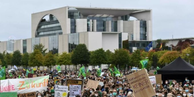 Demonstranten vor Kanzleramt Demonstranten vor Kanzleramt