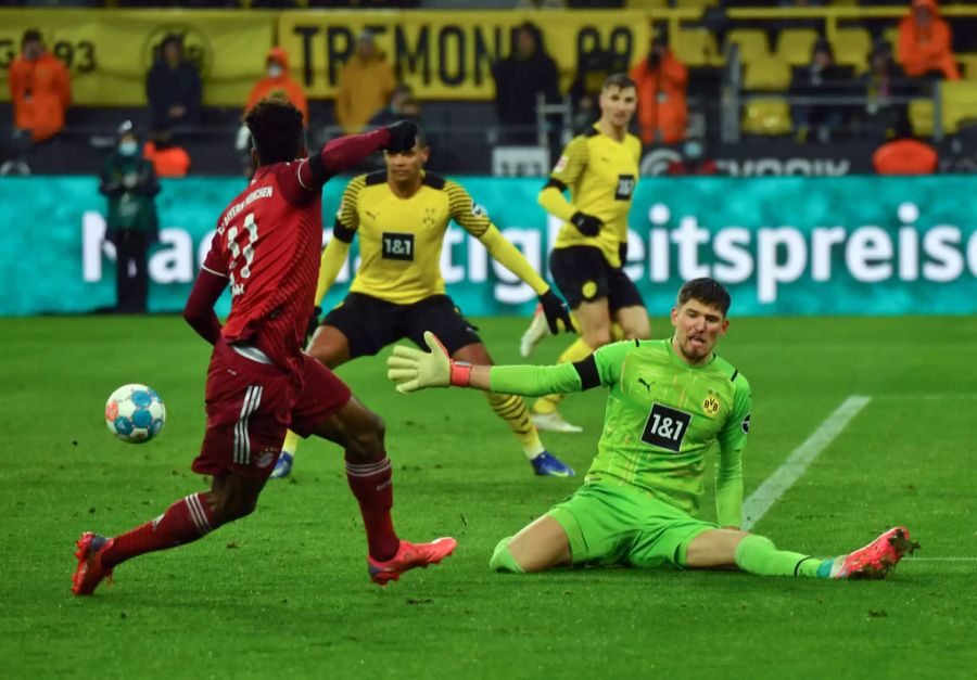 Dortmund-Keeper Gregor Kobel (r.) hat jede Menge zu tun.