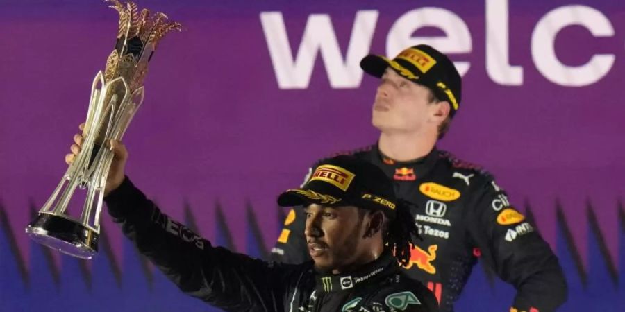 Der britische Mercedes-Pilot Lewis Hamilton feiert seinen Sieg beim Grossen Preis von Saudi-Arabien vor dem zweitplatzierten Red-Bull-Piloten Max Verstappen aus den Niederlanden. Foto: Hassan Ammar/AP/dpa